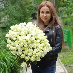 Величезний букет білих троянд фото