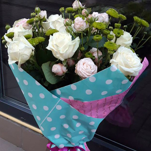 букет из роз, спрей и зеленых хризантем фото