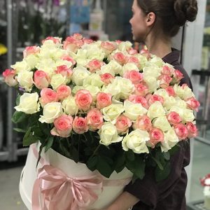 шляпная коробка 101 белая и розовая роза в Белгород-Днестровском фото