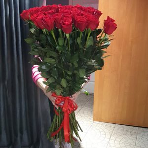 25 высоких импортных роз в Белгород-Днестровском фото