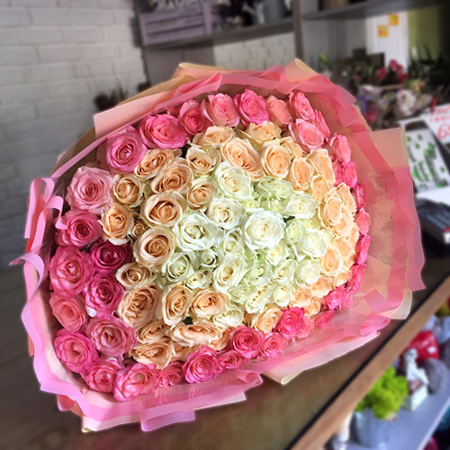 Букет 101 різнокольорова троянда фото